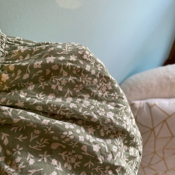 Light green flower ruffle top - Picture 3 of 3